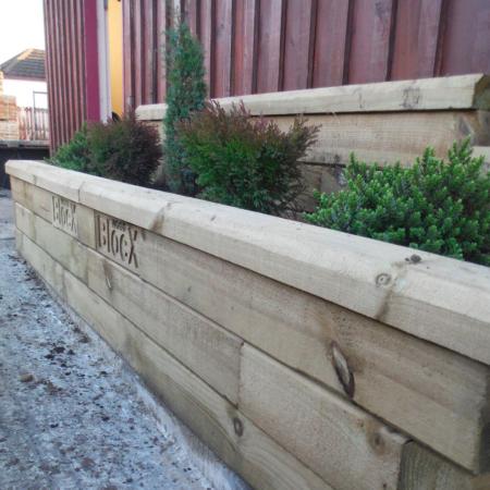 Hoe je een WoodBlocX-plantenbak waterpas maakt op een harde ondergrond