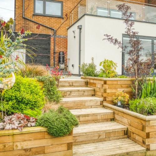 Luke's keerwand met plantenbakken en traptreden