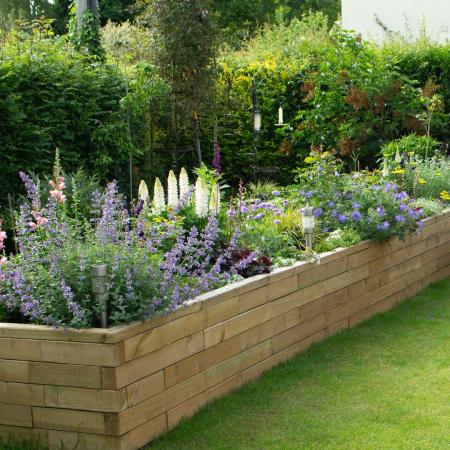 Je verhoogde bak met aarde vullen